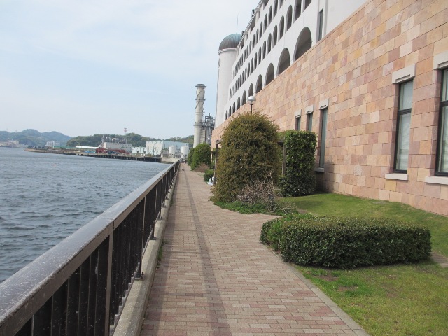 横須賀市リサイクルプラザ「アイクル」は、海側の通路沿いが海釣りコーナーとして開放されている。建物内にはトイレもあり、ファミリーフィッシングに最適。