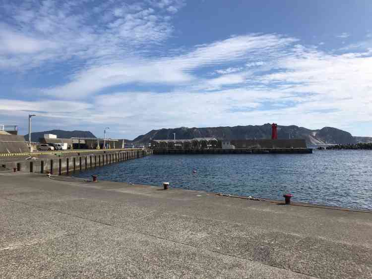 式根島の防波堤。天気が非常によく、海が透き通っている。