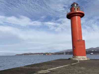 室蘭沖堤防の先端。赤い灯台が写っている。