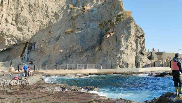 崖を背負うような場所では、崖の背後から吹いてくる強風の風裏になる可能性がある。