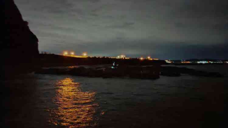 夜の江ノ島表磯。磯は足場が悪く、一切の明かりがなくなるため、夜釣りは極めて危険。避けるべき。