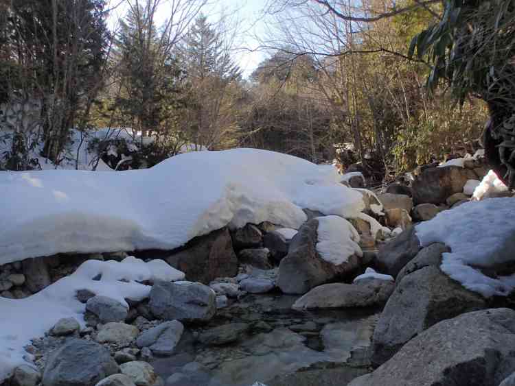 雪が多く残る渓流のポイント
