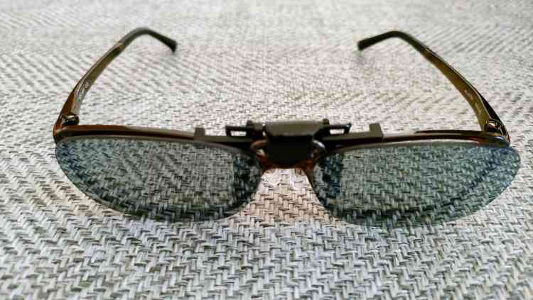 クリップオンタイプのサングラスは取り付けるメガネとレンズサイズ、レンズ間距離を合わせる必要がある