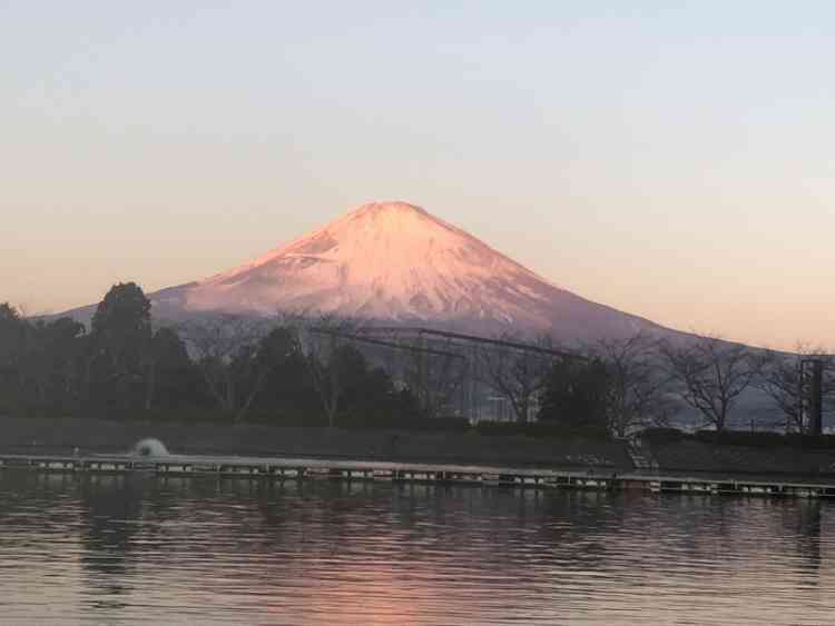 元旦の東山湖から見る赤富士