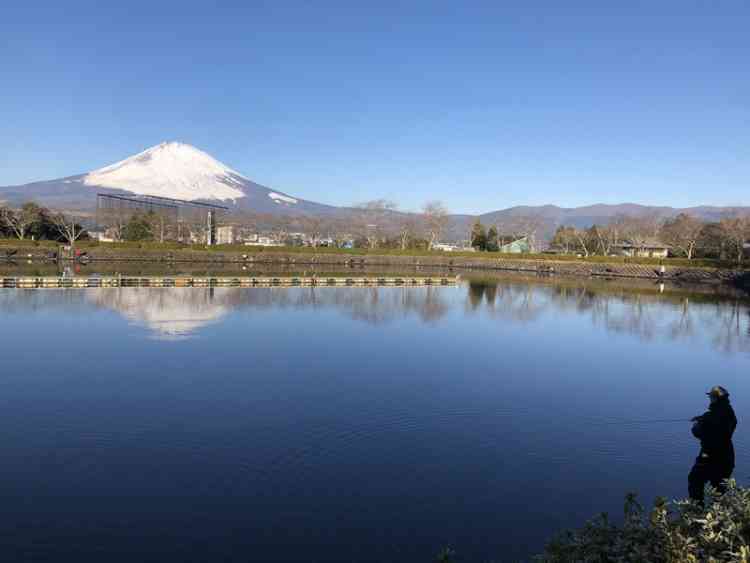 東山湖の石碑前から見る富士山