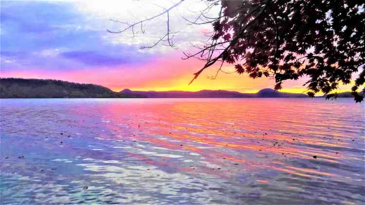 北海道にある屈斜路湖の写真。夕焼けが非常に綺麗