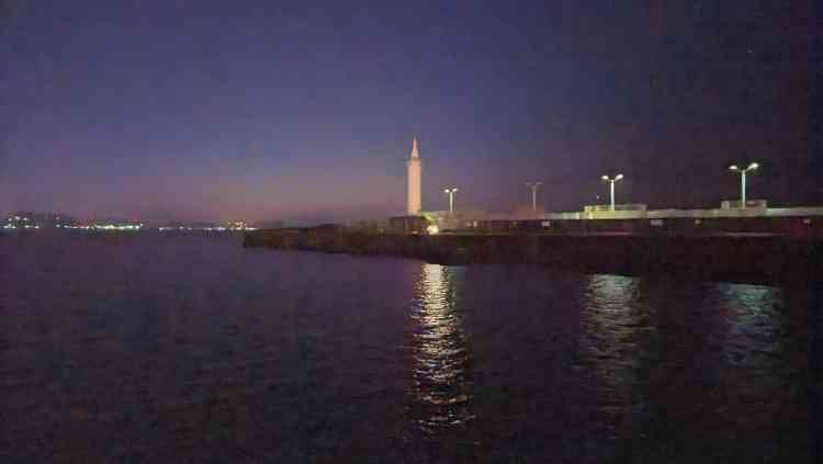 夜の湘南大堤防は、足場がよく、常夜灯があり、完全に真っ暗にはならないため、夜釣りも可能だ。