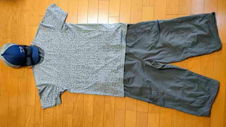 夏の釣りの服装例。この下は長袖シャツ、スパッツを着用し、肌を露出しない工夫を。