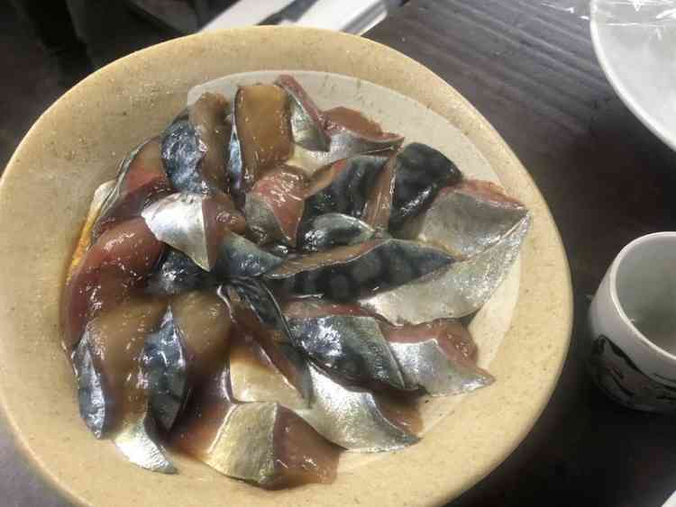 伊豆大島で釣ったサバを〆サバにして丸いお皿に盛り付けている。新鮮さ抜群。