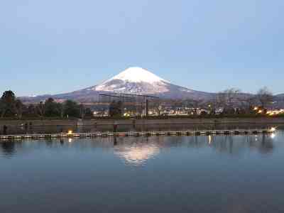 東山湖から見る富士山