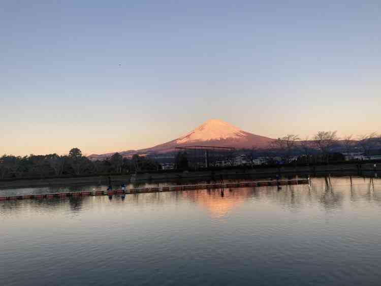 朝焼けの富士山を望む東山湖