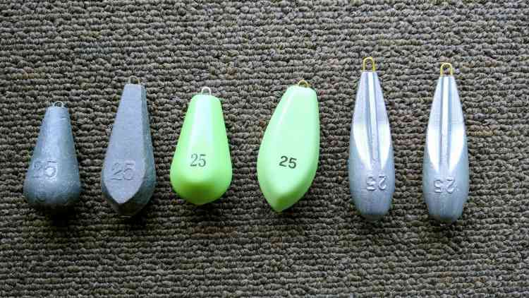 カレイの投げ釣りに使うシンカー6種類。全て25グラムだが、それぞれ形状が事なることがわかる。