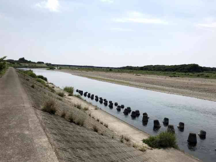 鬼怒川の風景。防波用の石畳が川の縁沿いに積み上げられている。