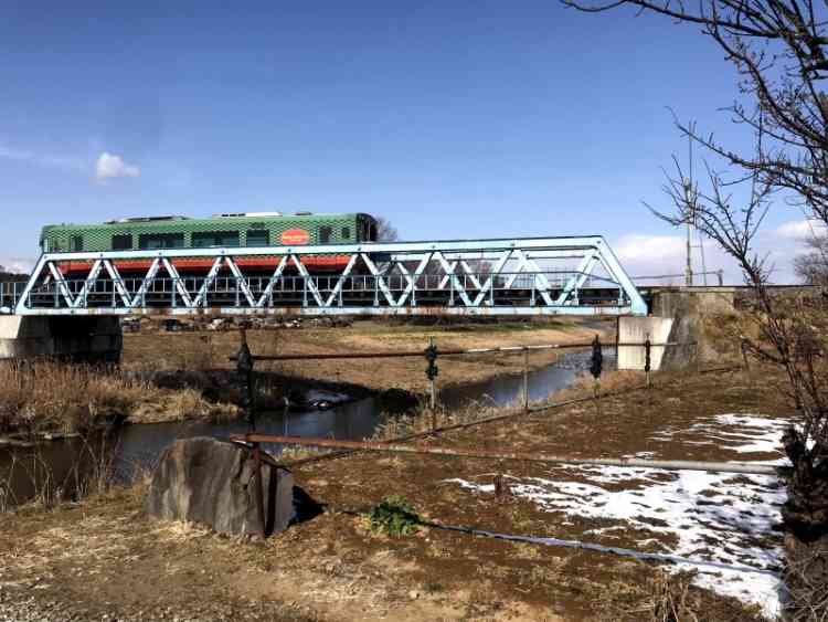 小貝川の風景。鉄道が川の上にある鉄橋を通過している瞬間。