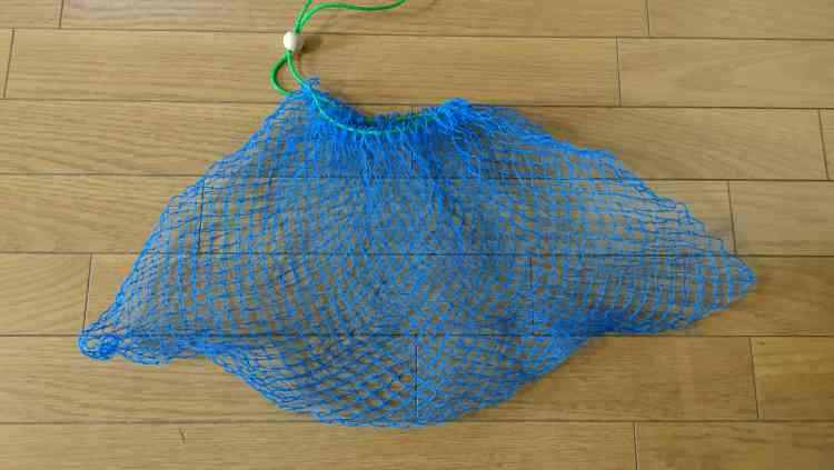 砂地に巣穴を作るタイプのカニを捕獲するのに便利なネット袋