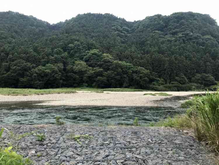 那珂川の綺麗な風景。奥には山、手前に綺麗な川が流れている。
