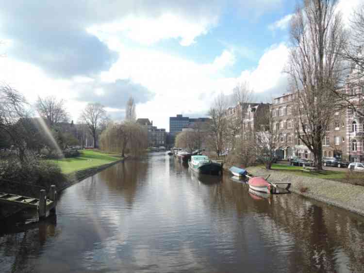 オランダの運河。晴れていて美しい風景。