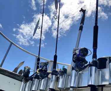 船の上にタックルを並べている。青空が綺麗に写っている。