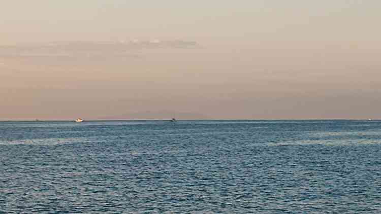 相模湾は、天気が良い日は伊豆大島を眼前に捉えることが出来る。