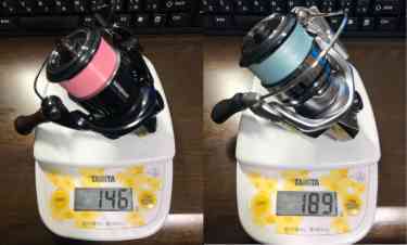 スピニングリールを測りの上に載せて計量比較をしている様子