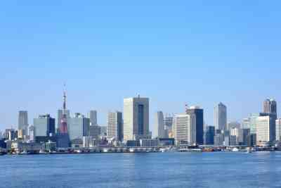 東京の海の眺め。海の奥には東京タワーや都心を象徴するビルディングが並んでいる。